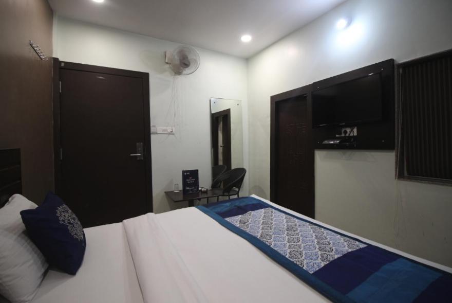 Hotel Confirm Inn Kota Кота Экстерьер фото